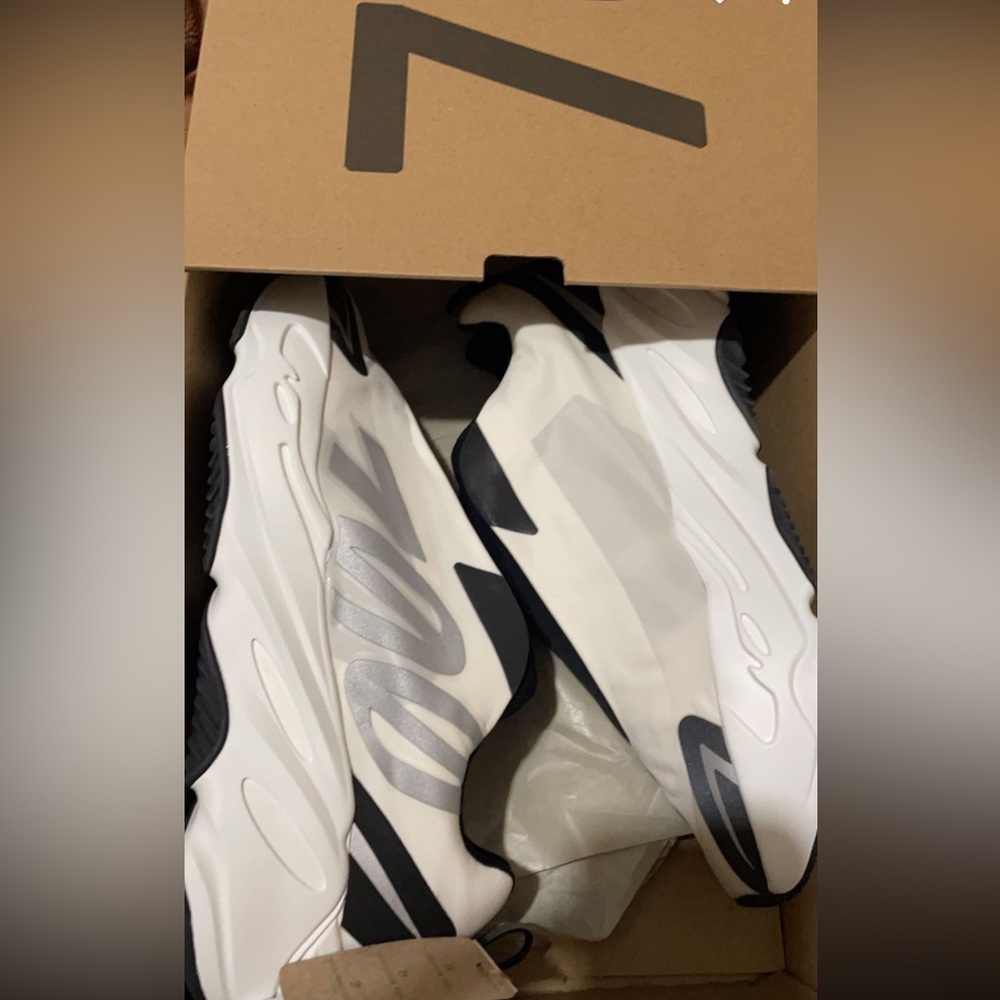 yeezy 700